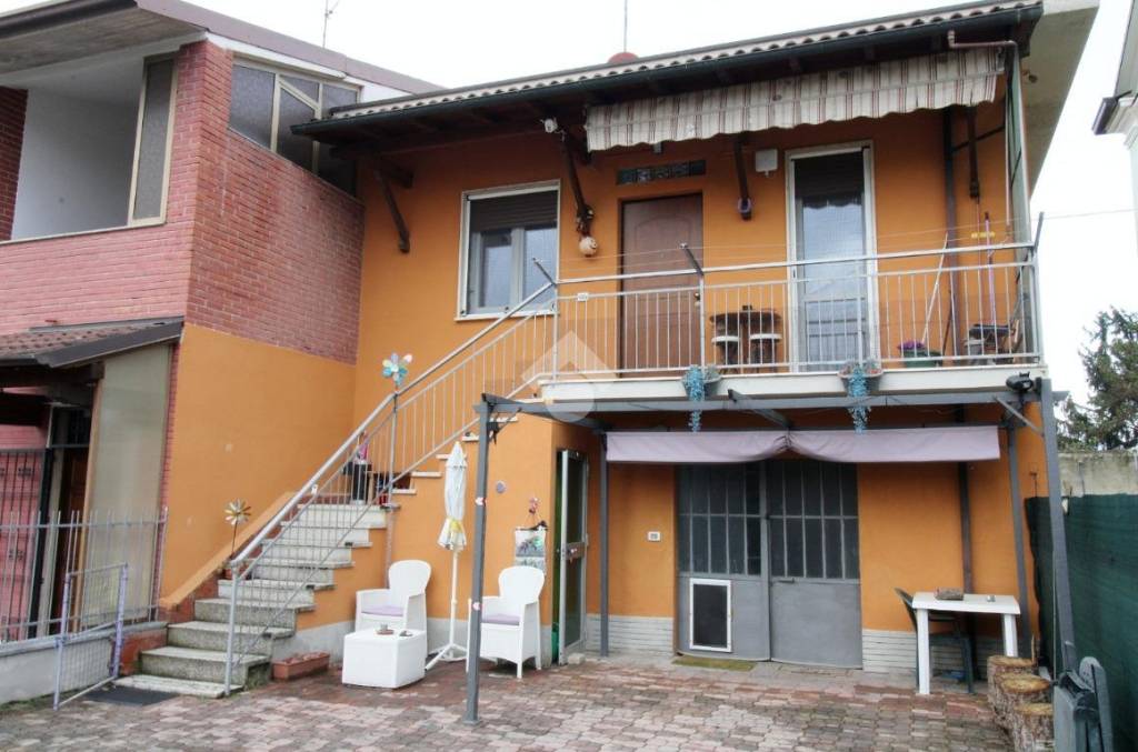 casa indipendente in vendita a Voghera