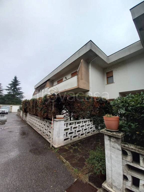 casa indipendente in vendita a Voghera