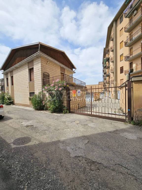 casa indipendente in vendita a Voghera