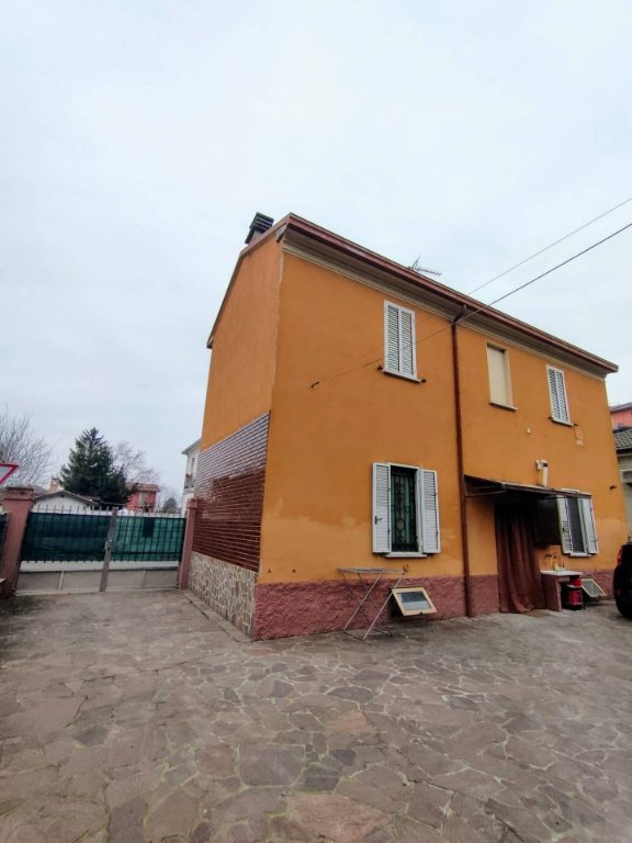 casa indipendente in vendita a Voghera in zona Medassino