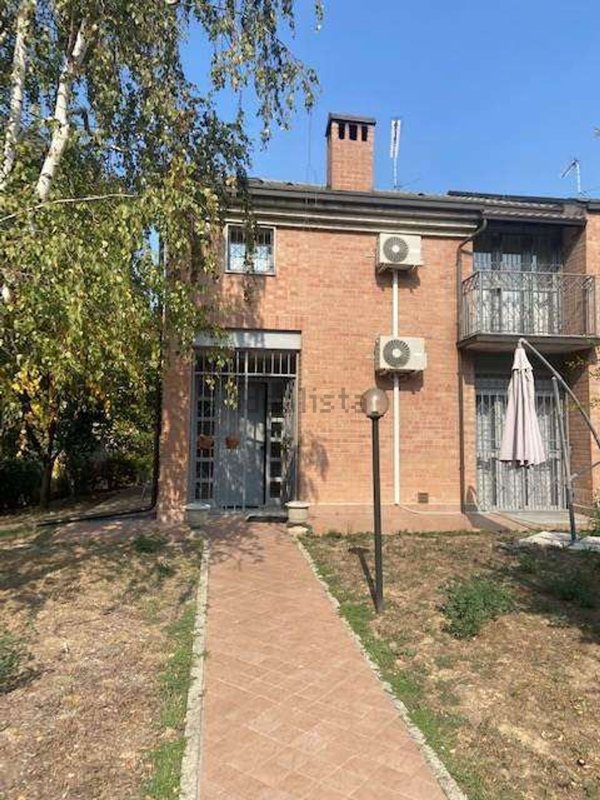 casa indipendente in vendita a Voghera in zona Medassino