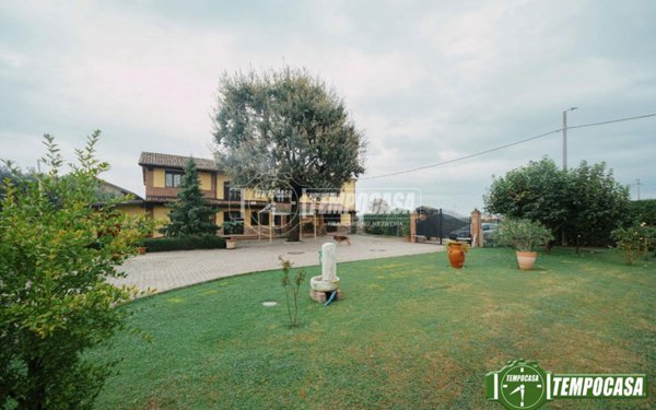 casa indipendente in vendita a Voghera in zona Torremenapace