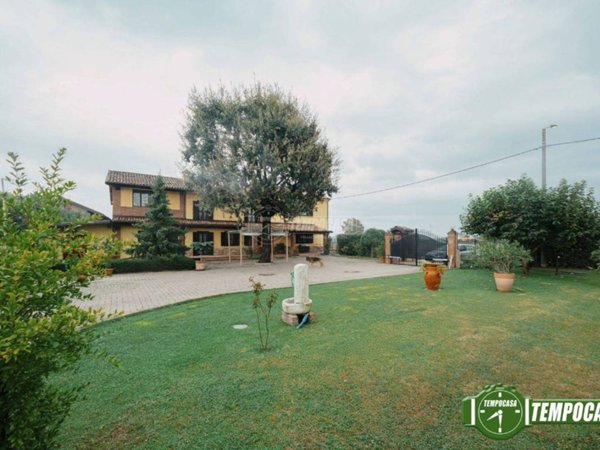 casa indipendente in vendita a Voghera in zona Torremenapace