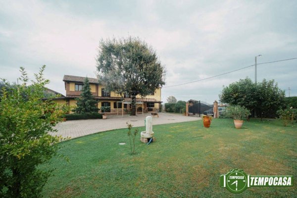 casa indipendente in vendita a Voghera in zona Torremenapace