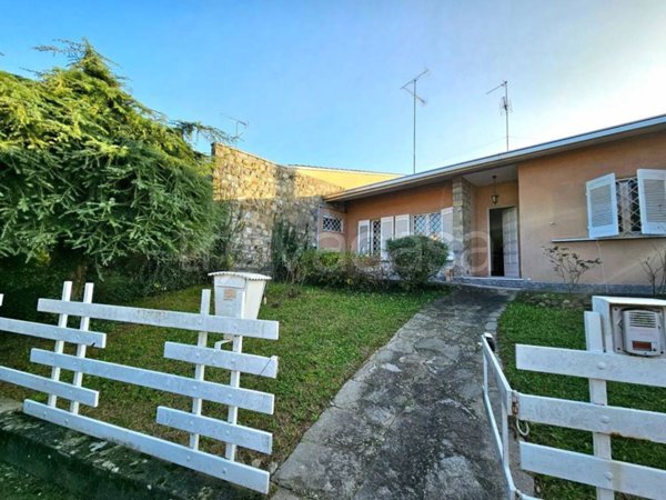 casa indipendente in vendita a Voghera