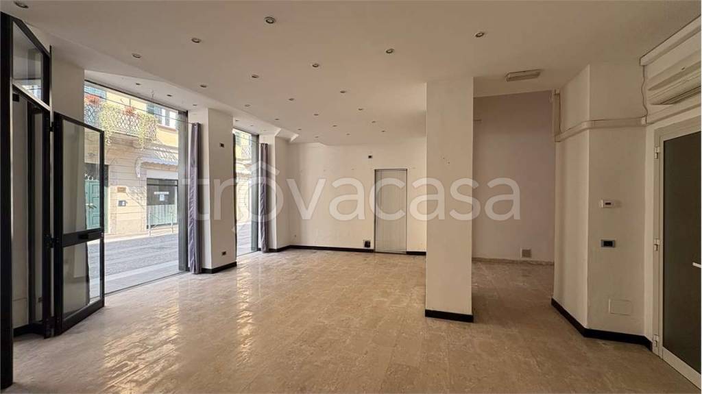 negozio in vendita a Voghera