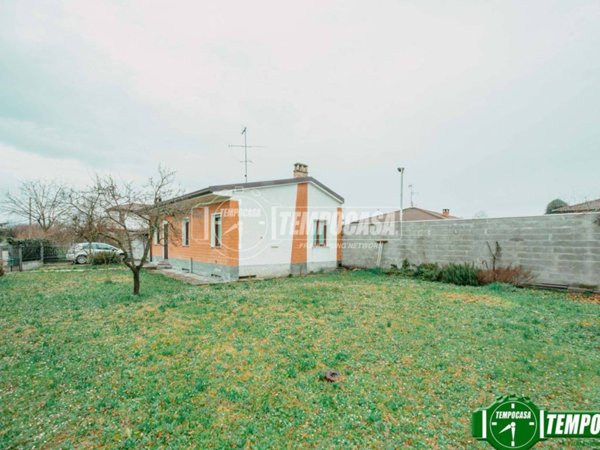 casa indipendente in vendita a Voghera
