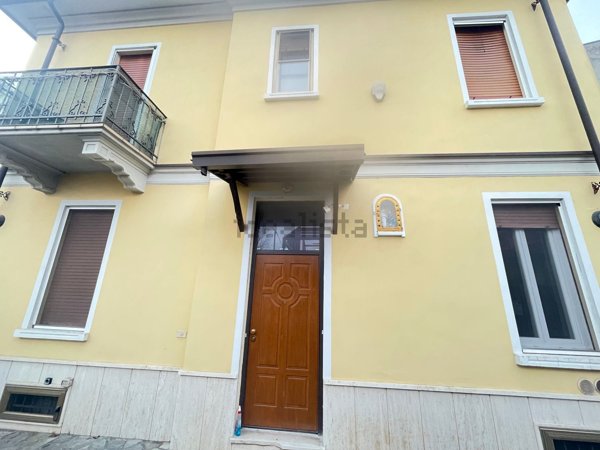 casa indipendente in vendita a Voghera