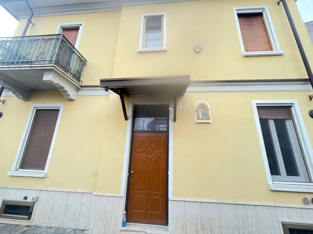 casa indipendente in vendita a Voghera