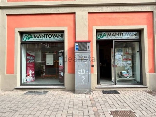 locale commerciale in vendita a Voghera