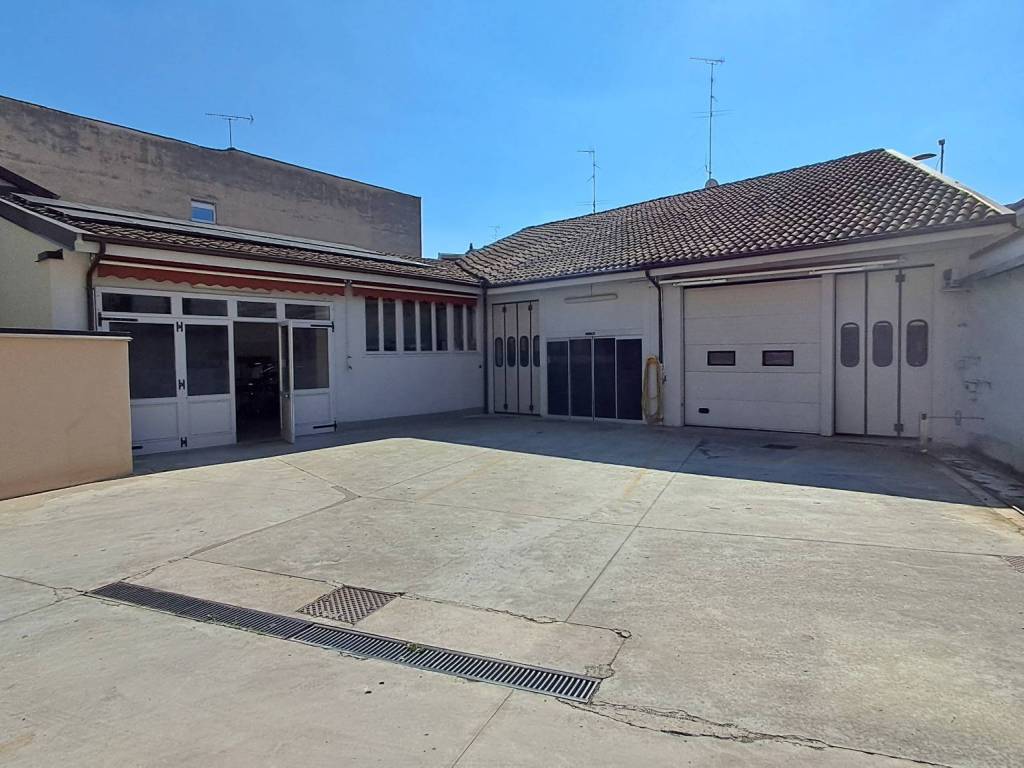 locale commerciale in vendita a Voghera