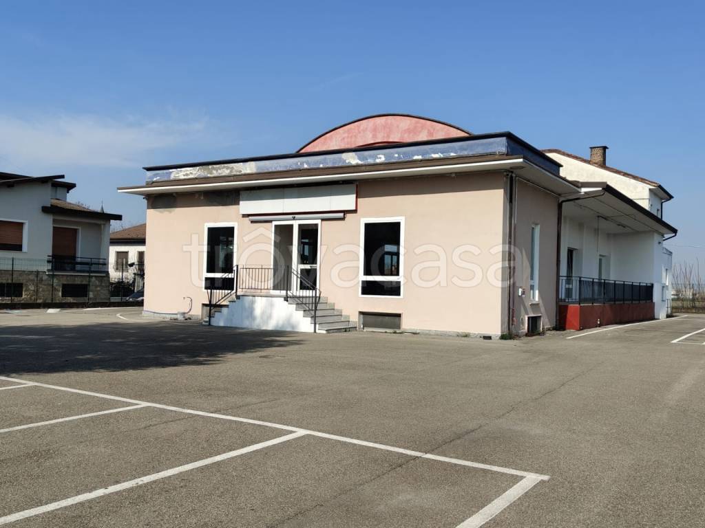 locale commerciale in vendita a Voghera in zona Medassino