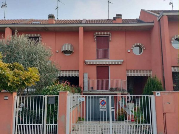 casa indipendente in vendita a Voghera