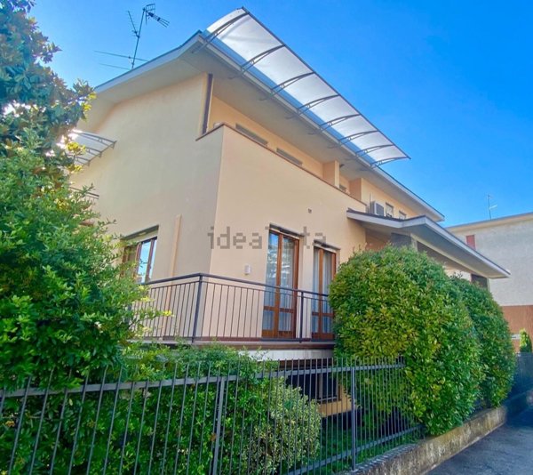 casa indipendente in vendita a Voghera