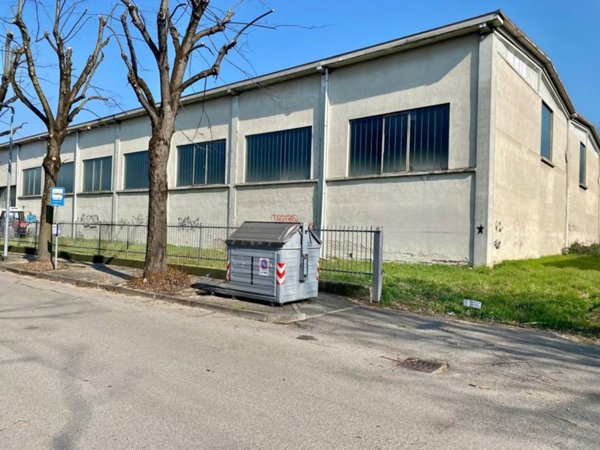locale commerciale in vendita a Voghera in zona Campoferro