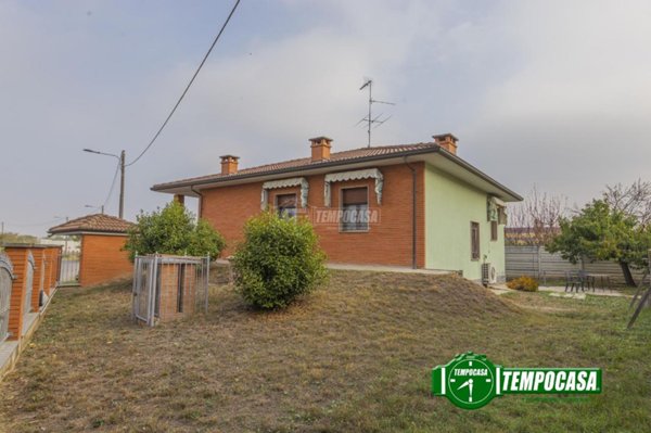 casa indipendente in vendita a Voghera