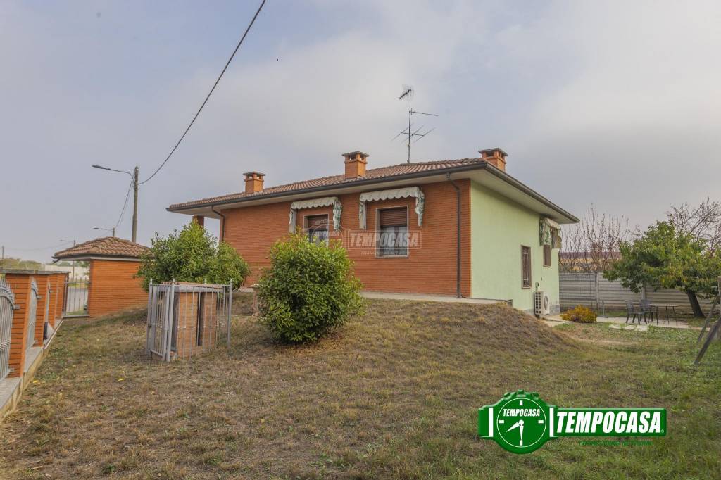 casa indipendente in vendita a Voghera