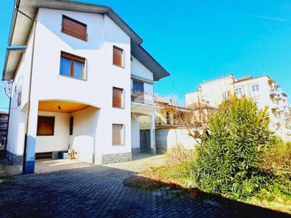 casa indipendente in vendita a Voghera