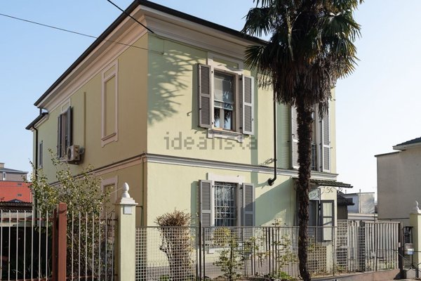 casa indipendente in vendita a Voghera