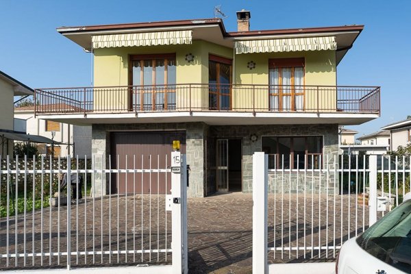 casa indipendente in vendita a Voghera