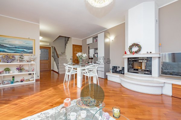 casa indipendente in vendita a Voghera
