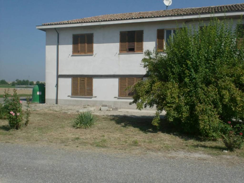 casa indipendente in vendita a Voghera in zona Medassino