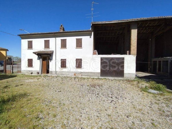 casa indipendente in vendita a Voghera in zona Torremenapace