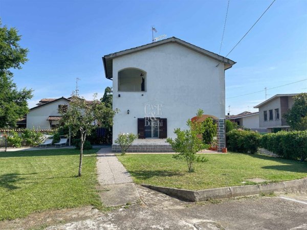 casa indipendente in vendita a Voghera in zona Valle