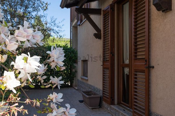 casa indipendente in vendita a Voghera