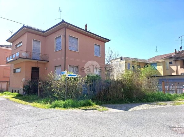 casa indipendente in vendita a Voghera