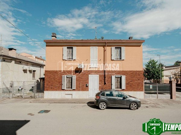 casa indipendente in vendita a Voghera in zona Medassino