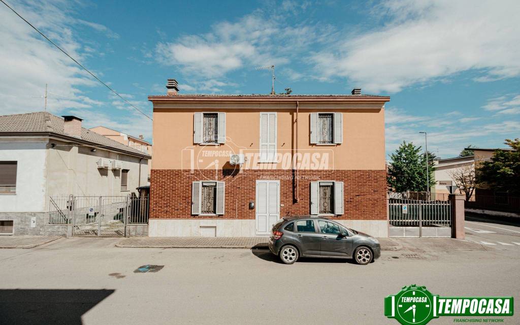 casa indipendente in vendita a Voghera in zona Medassino