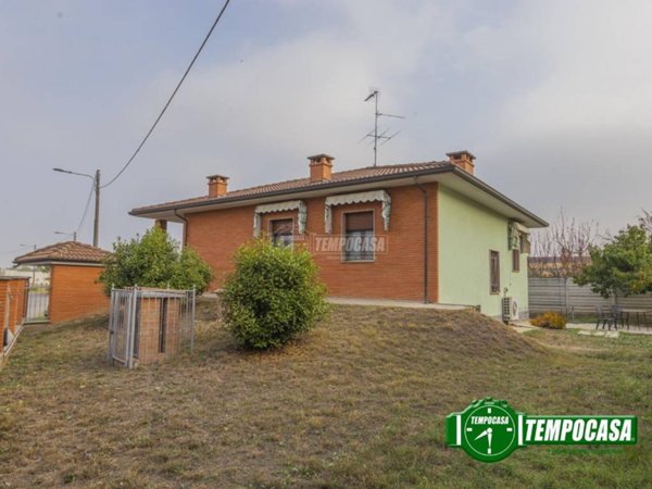 casa indipendente in vendita a Voghera