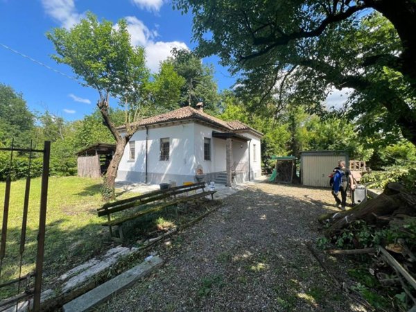 casa indipendente in vendita a Voghera in zona Medassino