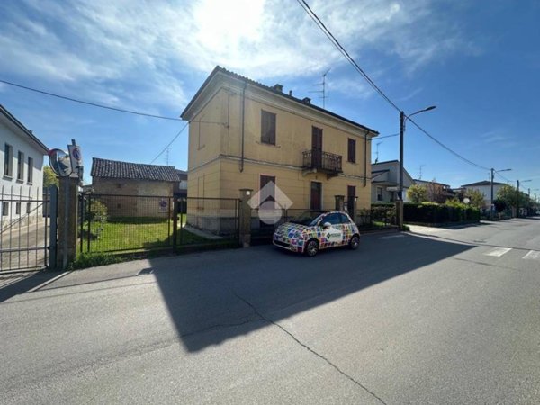 casa indipendente in vendita a Voghera