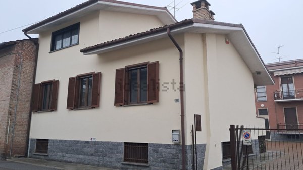 casa indipendente in vendita a Voghera in zona Medassino