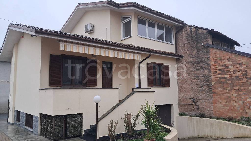 casa indipendente in vendita a Voghera in zona Medassino