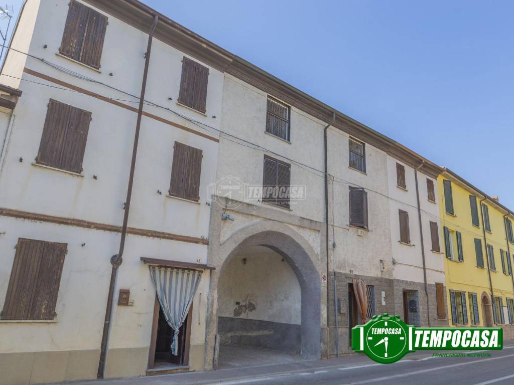 casa indipendente in vendita a Voghera in zona Medassino