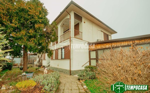 casa indipendente in vendita a Voghera