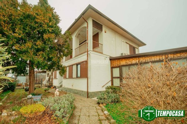 casa indipendente in vendita a Voghera