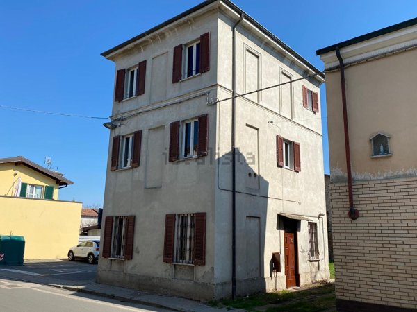casa indipendente in vendita a Voghera