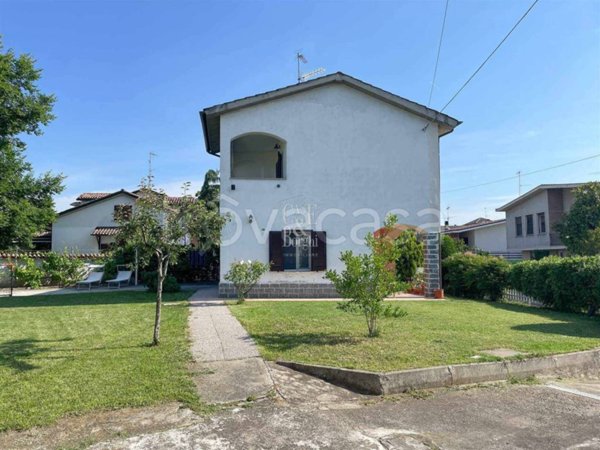 casa indipendente in vendita a Voghera in zona Valle
