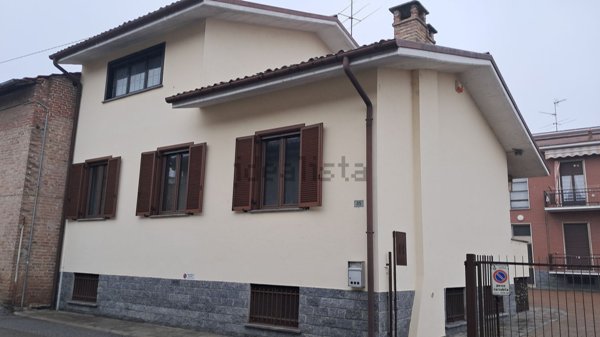 casa indipendente in vendita a Voghera in zona Medassino