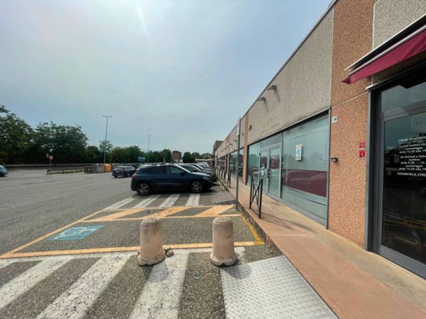 negozio in vendita a Voghera in zona Campoferro