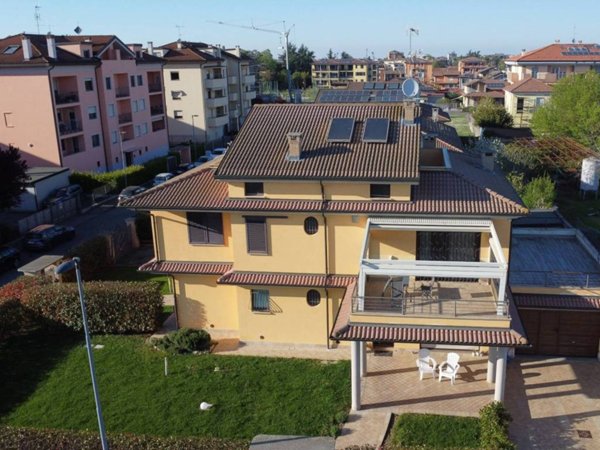 casa indipendente in vendita a Voghera
