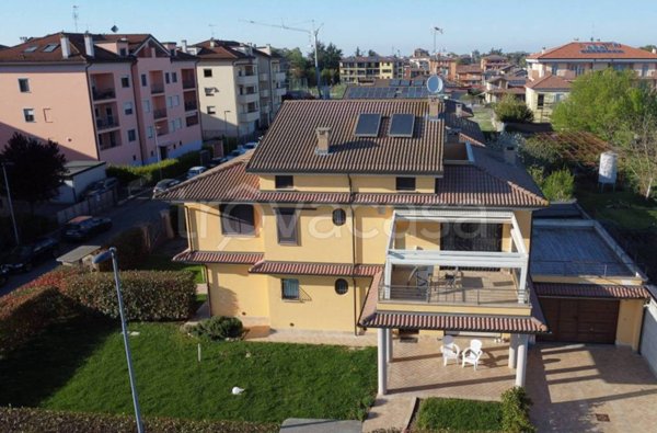 casa indipendente in vendita a Voghera