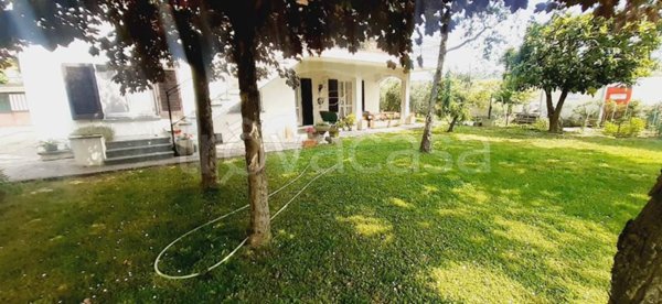 casa indipendente in vendita a Voghera
