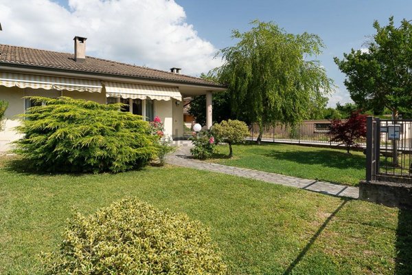 casa indipendente in vendita a Voghera