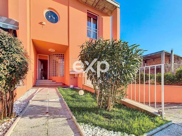 casa indipendente in vendita a Voghera