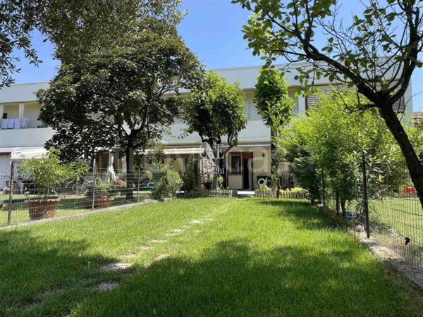 casa indipendente in vendita a Voghera